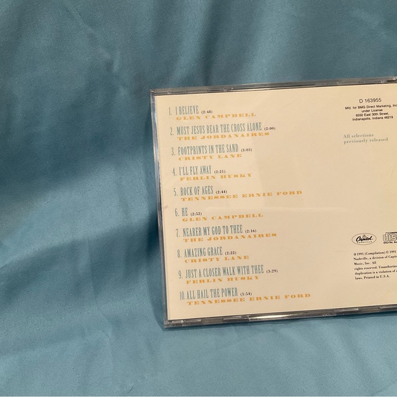 It comes with one CD with 10 songs - Picture 2 of 3